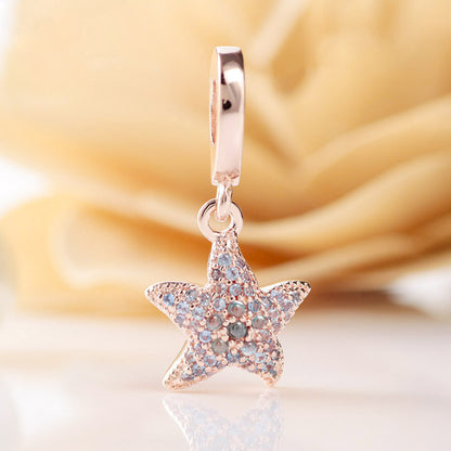 Charm estrella de mar brillante con circonitas brillantes en oro rosa