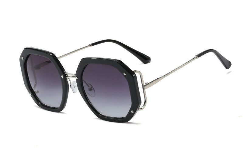 Gafas de sol poligonales de moda para mujer.