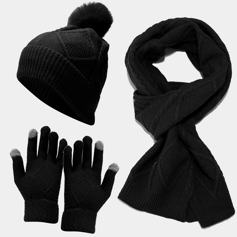 Conjunto de tres piezas de gorros, bufandas y guantes de otoño e invierno.