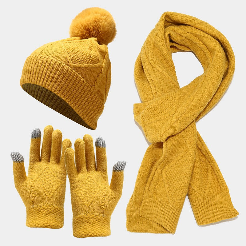 Conjunto de tres piezas de gorros, bufandas y guantes de otoño e invierno.