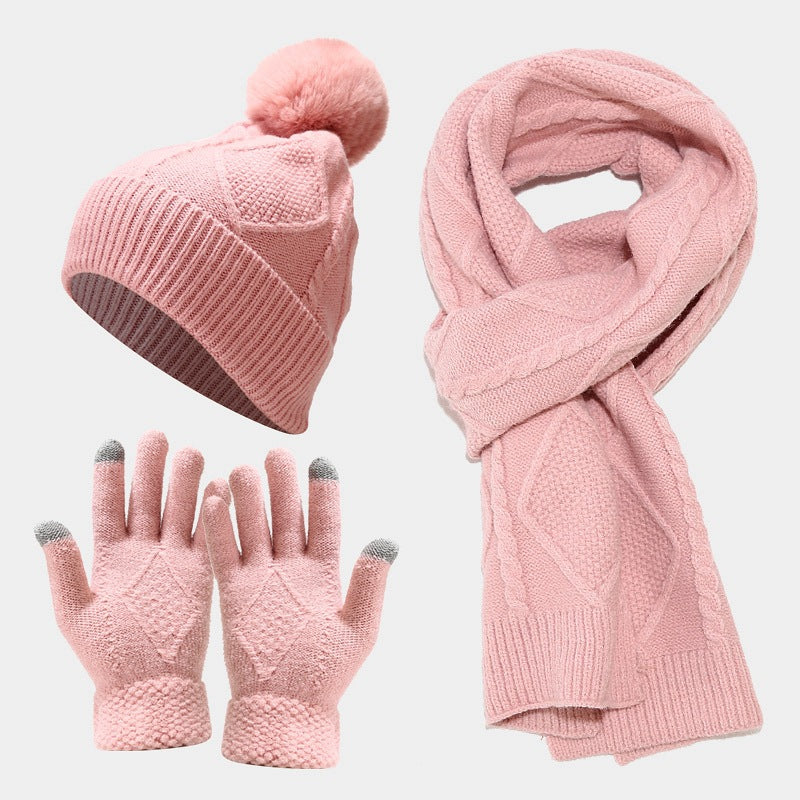 Conjunto de tres piezas de gorros, bufandas y guantes de otoño e invierno.