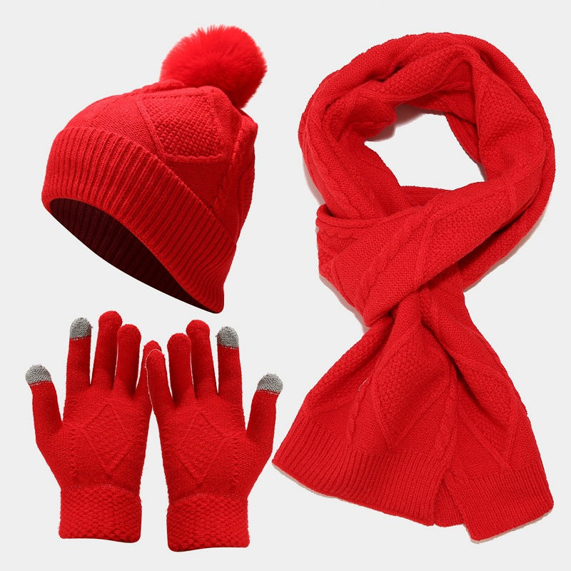 Conjunto de tres piezas de gorros, bufandas y guantes de otoño e invierno.